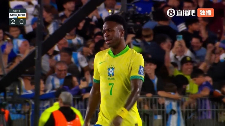 开场12分钟0-2落后阿根廷，维尼修斯无奈摇头